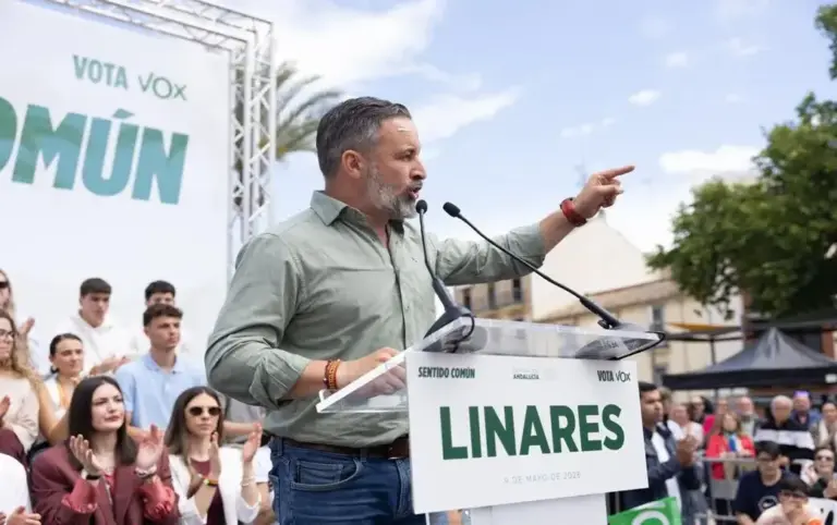 FOTOGRAFÍA. LINARES (JAÉN) ANDALUCÍA (ESPAÑA), 09 DE MAYO DE 2026. El presidente de VOX, Santiago Abascal Conde, ha participado este sábado en un acto en Linares (Jaén) junto al candidato de VOX a la Presidencia de la Junta de Andalucía, Manuel Gavira Florentino, más de 2.000 personas estuvieron presentes para escuchar el mensaje político de VOX, según datos d ela organización a Lasvocesdelpueblo. Lasvocesdlepueblo (Ñ Pueblo)