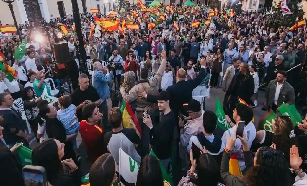 FOTOGRAFÍA. MOTRIL (GRANADA) ANDALUCÍA (ESPAÑA), 04 DE MAYO DE 2026. Abascal: Millones de extranjeros ilegales reciben ayudas sociales que no alcanzan a los españoles. El líder de VOX ha participado este lunes en un acto en Motril (Granada), junto a la candidata de VOX por Granada al Parlamento de Andalucía, Beatriz Sánchez Agustino. Lasvocesdelpueblo (Ñ Pueblo)