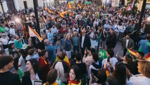 FOTOGRAFÍA. MOTRIL (GRANADA) ANDALUCÍA (ESPAÑA), 04 DE MAYO DE 2026. Abascal: Millones de extranjeros ilegales reciben ayudas sociales que no alcanzan a los españoles. El líder de VOX ha participado este lunes en un acto en Motril (Granada), junto a la candidata de VOX por Granada al Parlamento de Andalucía, Beatriz Sánchez Agustino. Lasvocesdelpueblo (Ñ Pueblo)