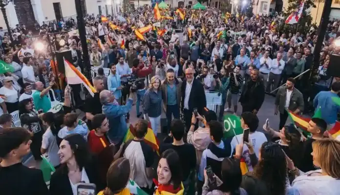 FOTOGRAFÍA. MOTRIL (GRANADA) ANDALUCÍA (ESPAÑA), 04 DE MAYO DE 2026. Abascal: Millones de extranjeros ilegales reciben ayudas sociales que no alcanzan a los españoles. El líder de VOX ha participado este lunes en un acto en Motril (Granada), junto a la candidata de VOX por Granada al Parlamento de Andalucía, Beatriz Sánchez Agustino. Lasvocesdelpueblo (Ñ Pueblo)