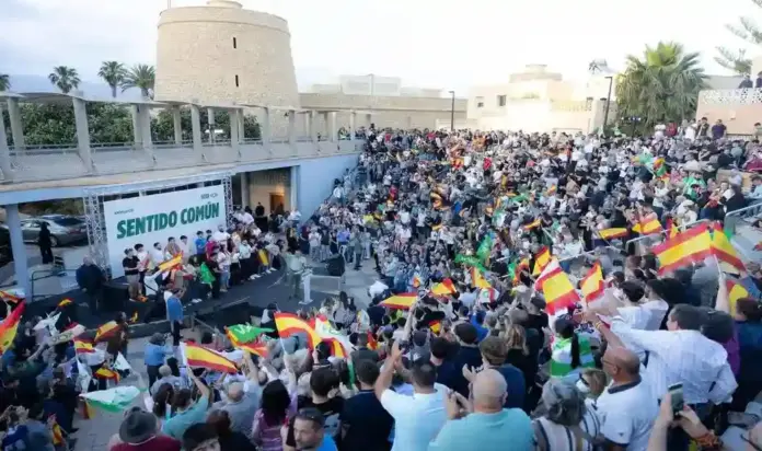 FOTOGRAFÍA. ROQUETAS DE MAR (ALMERÍA) ANDALUCÍA (ESPAÑA), 07 DE MAYO DE 2026. Roquetas de Mar en pie junto a Abascal y Gavira por la Prioridad Nacional, una receta sencilla: los españoles primero. Esta tarde, VOX ha realizado un acto de campaña en Roquetas de Mar, municipio de la provincia de Almería, que ha contado con la presencia del presidente del partido, Santiago Abascal Conde, del presidente del Comité Ejecutivo Provincial (CEP) de Almería, Juan José Bosquet; del candidato de VOX a la Presidencia de la Junta de Andalucía, Manuel Florentino; y de los candidatos por Almería al Parlamento autonómico de Andalucía: Rodrigo Alonso, Clotilde Salvador, Juan José Bosquet, María Ester Tejada, entre otros. Lasvocesdelpueblo (Ñ Pueblo)