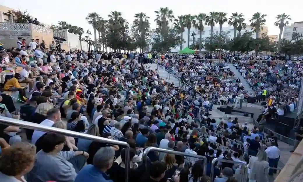 FOTOGRAFÍA. ROQUETAS DE MAR (ALMERÍA) ANDALUCÍA (ESPAÑA), 07 DE MAYO DE 2026. Roquetas de Mar en pie junto a Abascal y Gavira por la Prioridad Nacional, una receta sencilla: los españoles primero. Esta tarde, VOX ha realizado un acto de campaña en Roquetas de Mar, municipio de la provincia de Almería, que ha contado con la presencia del presidente del partido, Santiago Abascal Conde, del presidente del Comité Ejecutivo Provincial (CEP) de Almería, Juan José Bosquet; del candidato de VOX a la Presidencia de la Junta de Andalucía, Manuel Florentino; y de los candidatos por Almería al Parlamento autonómico de Andalucía: Rodrigo Alonso, Clotilde Salvador, Juan José Bosquet, María Ester Tejada, entre otros. Lasvocesdelpueblo (Ñ Pueblo)