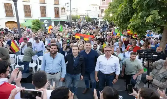 FOTOGRAFÍA. DOS HERMANOS (SEVILLA) ESPAÑA, 05 DE MAYO DE 2026. Esta tarde VOX ha realizado un acto de campaña del 17M Elecciones Andalucía 2026 en Dos Hermanas (Sevilla) que ha contado con la presencia del presidente del partido, Santiago Abascal Conde (2 d); el candidato de VOX a la Presidencia de la Junta de Andalucía, Manuel Gavira Florentino (d); y de los candidatos de la provincia al Parlamento de Andalucía, Javier Cortés Lucena (2 i), María Cristina Peláez Izquierdo (Cristina Peláez), Juan Antonio Aguado (i), Ana Ruiz, entre otros. Lasvocesdelpueblo (Ñ Pueblo)