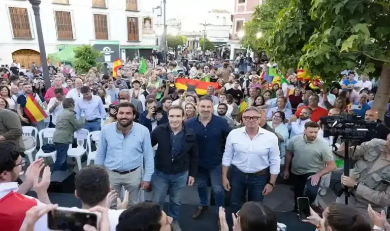 FOTOGRAFÍA. DOS HERMANOS (SEVILLA) ESPAÑA, 05 DE MAYO DE 2026. Esta tarde VOX ha realizado un acto de campaña del 17M Elecciones Andalucía 2026 en Dos Hermanas (Sevilla) que ha contado con la presencia del presidente del partido, Santiago Abascal Conde (2 d); el candidato de VOX a la Presidencia de la Junta de Andalucía, Manuel Gavira Florentino (d); y de los candidatos de la provincia al Parlamento de Andalucía, Javier Cortés Lucena (2 i), María Cristina Peláez Izquierdo (Cristina Peláez), Juan Antonio Aguado (i), Ana Ruiz, entre otros. Lasvocesdelpueblo (Ñ Pueblo)
