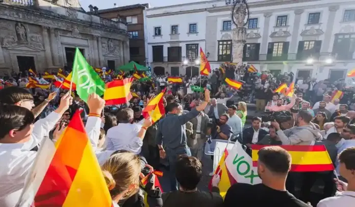 FOTOGRAFÍA. ROQUETAS DE MAR (ALMERÍA) ANDALUCÍA (ESPAÑA), 06 DE MAYO DE 2026. El presidente de VOX y de patriots of Europe, Santiago Abascal Conde; la portavoz del grupo Parlamentario de VOX en el Congreso de los Diputados, María José Rodríguez de Millán Parro (Pepa Millán); y el candidato de VOX a presidir la Junta de Andalucía para las elecciones autonómicas andaluzas del próximo domingo 17 de mayo de 2026, Manuel Gavira Florentino, participaron hoy en un acto de campaña electoral en Jerez de la Frontera, junto a los candidatos de VOX por la provincia al Parlamento de Andalucía. Lasvocesdelpueblo (Ñ Pueblo)