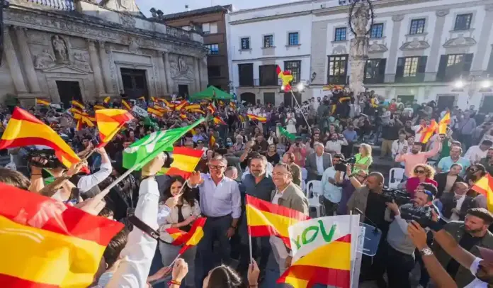 FOTOGRAFÍA. JEREZ DE LA FRONTERA (ANDALUCÍA) ESPAÑA, 06 DE MAYO DE 2026. El presidente de VOX y de patriots of Europe, Santiago Abascal Conde; la portavoz del grupo Parlamentario de VOX en el Congreso de los Diputados, María José Rodríguez de Millán Parro (Pepa Millán); y el candidato de VOX a presidir la Junta de Andalucía para las elecciones autonómicas andaluzas del próximo domingo 17 de mayo de 2026, Manuel Gavira Florentino, participaron hoy en un acto de campaña electoral en Jerez de la Frontera, junto a los candidatos de VOX por la provincia al Parlamento de Andalucía. Lasvocesdelpueblo (Ñ Pueblo)