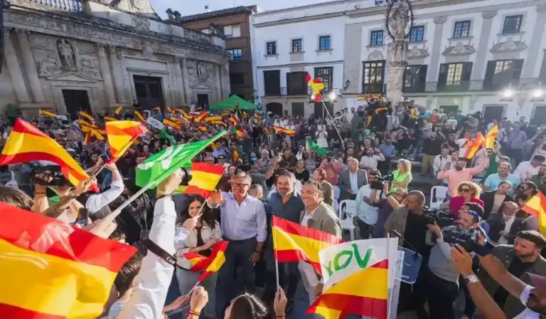 FOTOGRAFÍA. JEREZ DE LA FRONTERA (ANDALUCÍA) ESPAÑA, 06 DE MAYO DE 2026. El presidente de VOX y de patriots of Europe, Santiago Abascal Conde; la portavoz del grupo Parlamentario de VOX en el Congreso de los Diputados, María José Rodríguez de Millán Parro (Pepa Millán); y el candidato de VOX a presidir la Junta de Andalucía para las elecciones autonómicas andaluzas del próximo domingo 17 de mayo de 2026, Manuel Gavira Florentino, participaron hoy en un acto de campaña electoral en Jerez de la Frontera, junto a los candidatos de VOX por la provincia al Parlamento de Andalucía. Lasvocesdelpueblo (Ñ Pueblo)