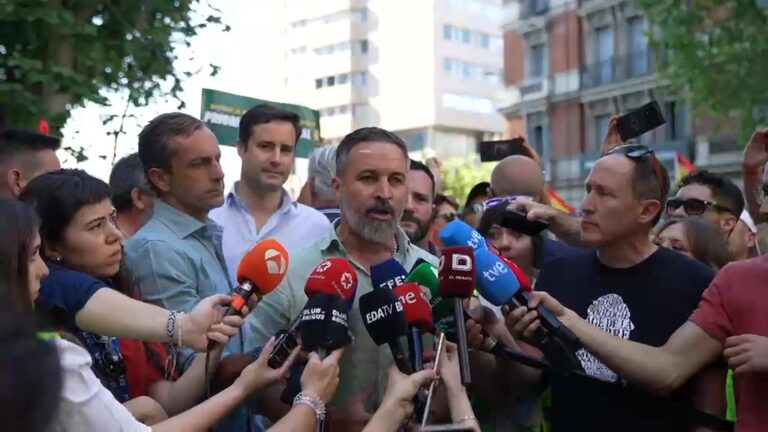 FOTOGRAFÍA. MADRID (ESPAÑA), 23 DE MAYO DE 2026. Abascal anuncia que VOX pide prisión provisional para Zapatero. El líder de VOX, Santiago Abascal Conde, atiende a los medios de comunicación en la Marcha por la Dignidad en Madrid. Detrás de la pancarta de VOX en la Marcha por La Dignidad, que reza "Echar a Sánchez también es prioridad nacional", están, junto al presidente de VOX, Santiago Abascal; el jefe de la delegación de VOX en Europa ⁠Jorge Buxadé Villalba; la portavoz nacional de Agenda España y portavoz del Grupo Parlamentario en el Asamblea de Madrid, Isabel Pérez Moñino-Aranda; el portavoz nacional de Seguridad, Interior e Inmigración, ⁠Samuel Vázquez Álvarez; los diputados de VOX en el Congreso de los Diputados, Jacobo González-Robatto Perote (Coco Robatto) y Ricardo Chamorro Delmo; el presidente del Grupo Parlamentario de VOX en las Cortes de Castilla-La Mancha; David Moreno Ramos; el Portavoz del Grupo Parlamentario en las Cortes Valencianas, José María Llanos Pitarch; y el portavoz del Grupo Parlamentario en las Cortes de Aragón, Santiago Morón Sanjuán. Lasvocesdelpueblo (Ñ Pueblo)