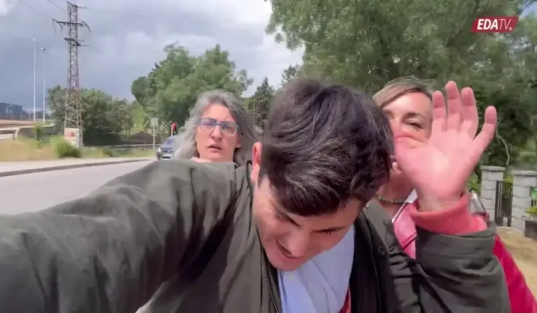 FOTOGRAFÍA. MADRID (ESPAÑA), 29 DE ABRIL DE 2026. El periodista paparazzi español, Vito Zoppellari Quiles (Vito Quiles, denunció este miércoles "agresiones físicas" por parte de los guardaespaldas y gente del entorno de María Begoña Gómez Fernández (Begoña Gómez), la mujer del presidente del Gobierno de España y secretario general del Partido Socialista (PSOE), Pedro Sánchez Pérez-Castejón, por preguntar por la corrupción, malversación de caudales públicos, tráfico de influencia, entre otros delitos, por los que ha sido procesada por la Justicia española y debe rendir cuentas pendientes ante los Tribunales. Captura vídeo señal Vito Quiles/Lasvocesdelpueblo (Ñ Pueblo)