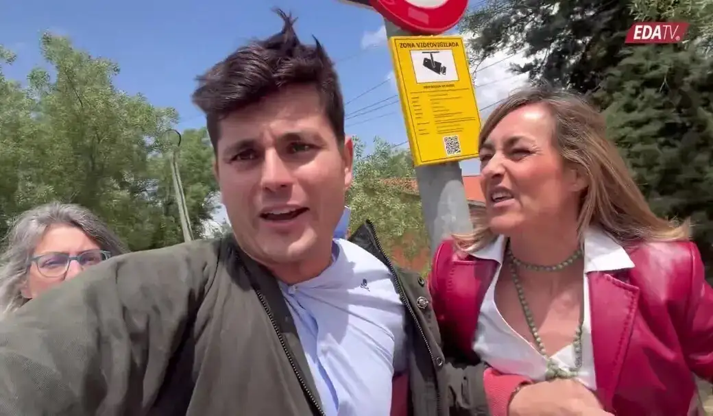 FOTOGRAFÍA. MADRID (ESPAÑA), 29 DE ABRIL DE 2026. El periodista paparazzi español, Vito Zoppellari Quiles (Vito Quiles, denunció este miércoles "agresiones físicas" por parte de los guardaespaldas y gente del entorno de María Begoña Gómez Fernández (Begoña Gómez), la mujer del presidente del Gobierno de España y secretario general del Partido Socialista (PSOE), Pedro Sánchez Pérez-Castejón, por preguntar por la corrupción, malversación de caudales públicos, tráfico de influencia, entre otros delitos, por los que ha sido procesada por la Justicia española y debe rendir cuentas pendientes ante los Tribunales. Captura vídeo señal Vito Quiles/Lasvocesdelpueblo (Ñ Pueblo)
