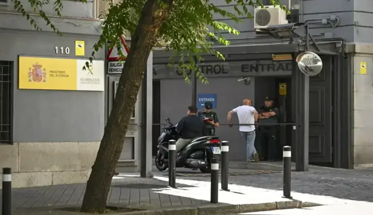 FOTOGRAFÍA. MADRID (ESPAÑA), 27 DE MAYO DE 2026. Agentes de la Guardia Civil filtraron informaciones al PSOE. Agentes de la Unidad Central Operativa (UCO) acuden a la sede de la Dirección General de la Guardia Civil en Madrid, este miércoles, para recabar información relacionada con el caso Leire. Efe