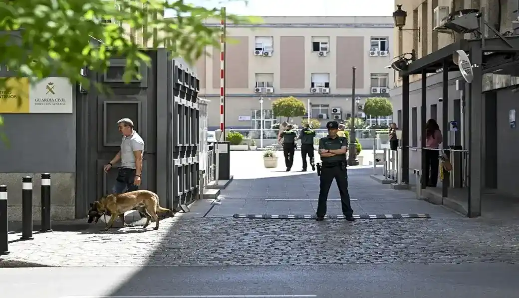FOTOGRAFÍA. MADRID (ESPAÑA), 27 DE MAYO DE 2026. Agentes de la Guardia Civil filtraron informaciones al PSOE. Agentes de la Unidad Central Operativa (UCO) acuden a la sede de la Dirección General de la Guardia Civil en Madrid, este miércoles, para recabar información relacionada con el caso Leire. Efe