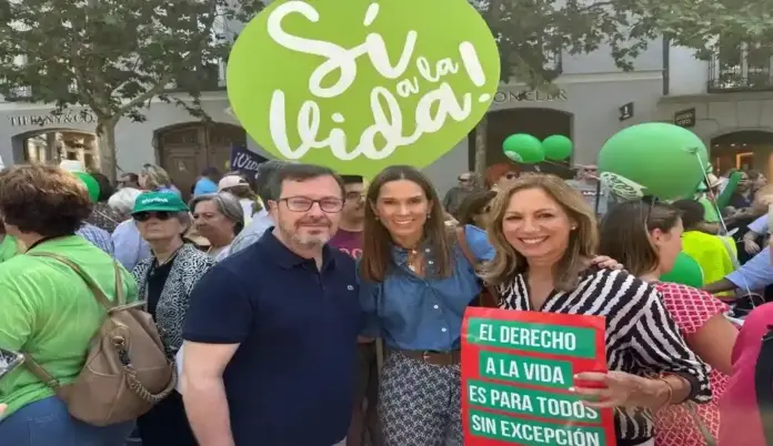 Ainhoa García Flórez, José Antonio Fúster Lamelas, María de los Reyes Romero Vilches (Reyes Romero), Marcha por la ida, VOX, familia, Madrid, sí a la vida (1) FOTOGRAFÍA. MADRID (ESPAÑA), 31 DE MAYO DE 2026. García: VOX va a situar a la familia en el centro y defender la vida sin titubeos. La portavoz nacional de Familia y Asuntos Locales de VOX, Ainhoa García Flórez; junto al portavoz nacional de VOX, José Antonio Fúster Lamelas; la diputada nacional por Sevilla, María de los Reyes Romero Vilches (Reyes Romero); y otros dirigentes de la formación, ha participado este domingo en la Marcha por la Vida 2026 en la capital de España, Madrid, donde ha reivindicado la "defensa de la vida y de la familia". Lasvocesdelpueblo (Ñ Pueblo)