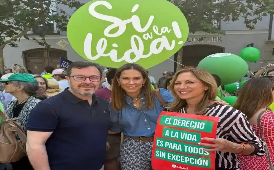 FOTOGRAFÍA. MADRID (ESPAÑA), 31 DE MAYO DE 2026. García: VOX va a situar a la familia en el centro y defender la vida sin titubeos. La portavoz nacional de Familia y Asuntos Locales de VOX, Ainhoa García Flórez; junto al portavoz nacional de VOX, José Antonio Fúster Lamelas; la diputada nacional por Sevilla, María de los Reyes Romero Vilches (Reyes Romero); y otros dirigentes de la formación, ha participado este domingo en la Marcha por la Vida 2026 en la capital de España, Madrid, donde ha reivindicado la "defensa de la vida y de la familia". Lasvocesdelpueblo (Ñ Pueblo)