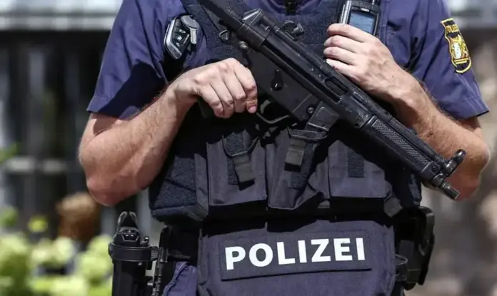 FOTOGRAFÍA. LEIPZIG (ALEMANIA), 04 DE MAYO DE 2026. Alemania oculta la nacionalidad del autor del atropello masiva en la Iglesia de San Nicolás (Leipzig). Un agente de policía alemán asegura la zona. Efe
