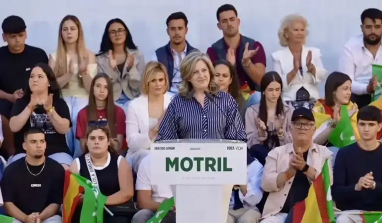 FOTOGRAFÍA. MOTRIL (GRANADA) ANDALUCÍA (ESPAÑA), 04 DE MAYO DE 2026. Beatriz: El PSOE condenó a la ruina a Andalucía y el PP es incapaz de tomar las medidas para salir del pozo al que nos han sumido. El líder de VOX ha participado este lunes en un acto en Motril (Granada), junto a la candidata de VOX por Granada al Parlamento de Andalucía, Beatriz Sánchez Agustino (en la imagen). Lasvocesdelpueblo (Ñ Pueblo)