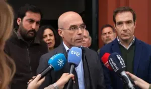 FOTOGRAFÍA. LEBRIJA (SEVILLA) ANDALUCÍA (ESPAÑA), 10 DE MAYO DE 2026. Buxadé: Marlaska es el peor ministro, más indigno, traidor, corrupto e indecente. El eurodiputado de Patriots of Europe, el catalán Jorge Buxadé Villalba, se ha desplazado hoy a Lebrija, donde ha mantenido varias reuniones sectoriales, y ha atendido a los medios, dentro de los actos de campaña electoral del 17M Elecciones Andalucía 2026 de VOX, formación presidida por Santiago Abascal conde, que presenta como candidato a la Presidencia de la Junta de Andalucía, al vecino de Cádiz, Manuel Gavira Florentino. Lasvocesdlepueblo (Ñ pueblo)