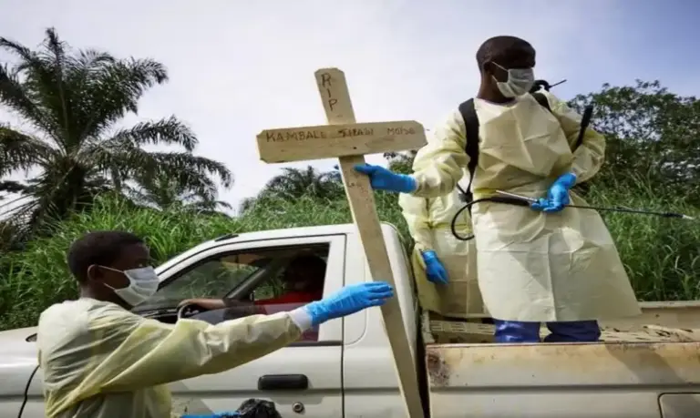 FOTOGRAFÍA. KINSHASA (CONGO RD), JULIO DE 2019. La OMS declara emergencia de salud pública internacional al ébola. Trabajadores sanitarios entierran a un bebé de once meses en un cementerio de víctimas del ébola, en Beni (República Democrática del Congo). Efe.