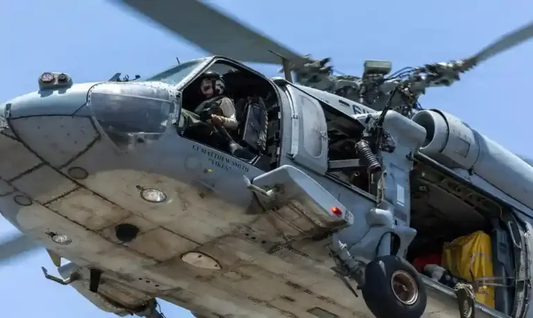 FOTOGRAFÍA. ESTRECHO DE ORMUZ (MEDIO ORIENTE), 05 DE MAYO DE 2026. Los helicópteros MH-60 Sea Hawk de la Armada están prestando apoyo al Proyecto Libertad en el estrecho de Ormuz y sus alrededores. El 30 de abril de 2026, se utilizaron helicópteros Sea Hawk y AH-64 Apache del Ejército para eliminar pequeñas embarcaciones iraníes que amenazaban el transporte marítimo comercial. Pentágono/lasvocesdelpueblo (Ñ Pueblo)