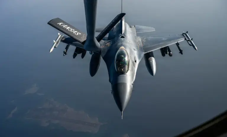 FOTOGRAFÍA. ESTRECHO DE ORMUZ (MEDIO ORIENTE), 05 DE MAYO DE 2026. Un F-16 de la Fuerza Aérea sobrevuela el área de responsabilidad del Comando Central de Estados Unidos el 29 de abril de 2026. El F-16 se encuentra entre los más de 100 aviones terrestres y marítimos que apoyan el Proyecto Libertad. Pentágono/lasvocesdelpueblo (Ñ Pueblo)