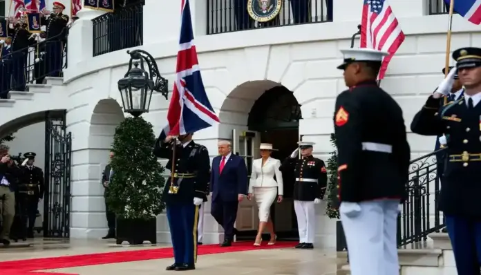 Carlos III (Charles Philip Arthur George), Donald John Trump, Melanija Knavs - Melania Knauss (Melania Trump), Casa Blanca, Washington, EEUU, Carlos III (1) FOTOGRAFÍA. WASHINGTON (ESTADOS UNIDOS DE AMÉRICA, EEUU), 28 DE ABRIL DE 2026. El presidente de los Estados Unidos de América, Donald John Trump; y la primera dama de EEUU, Melanija Knavs/Melania Knauss (Melania Trump); reciben al rey de Inglaterra, Carlos III (Charles Philip Arthur George); y a la reina Camila del Reino Unido (Camilla Rosemary Shand) -consorte del Reino Unido y de los otros catorce reinos que forman parte de la Mancomunidad de Naciones-; durante una ceremonia institucional y estatal en La Casa Blanca, este martes el 28 de abril de 2026. Lasvocesdelpueblo (Ñ Pueblo)