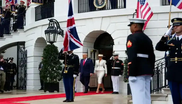 FOTOGRAFÍA. WASHINGTON (ESTADOS UNIDOS DE AMÉRICA, EEUU), 28 DE ABRIL DE 2026. El presidente de los Estados Unidos de América, Donald John Trump; y la primera dama de EEUU, Melanija Knavs/Melania Knauss (Melania Trump); reciben al rey de Inglaterra, Carlos III (Charles Philip Arthur George); y a la reina Camila del Reino Unido (Camilla Rosemary Shand) -consorte del Reino Unido y de los otros catorce reinos que forman parte de la Mancomunidad de Naciones-; durante una ceremonia institucional y estatal en La Casa Blanca, este martes el 28 de abril de 2026. Lasvocesdelpueblo (Ñ Pueblo)