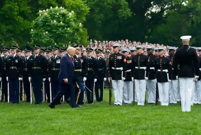 FOTOGRAFÍA. WASHINGTON (ESTADOS UNIDOS DE AMÉRICA, EEUU), 28 DE ABRIL DE 2026. El presidente de los Estados Unidos de América, Donald John Trump; y la primera dama de EEUU, Melanija Knavs/Melania Knauss (Melania Trump); reciben al rey de Inglaterra, Carlos III (Charles Philip Arthur George); y a la reina Camila del Reino Unido (Camilla Rosemary Shand) -consorte del Reino Unido y de los otros catorce reinos que forman parte de la Mancomunidad de Naciones-; durante una ceremonia institucional y estatal en La Casa Blanca, este martes el 28 de abril de 2026. Lasvocesdelpueblo (Ñ Pueblo)