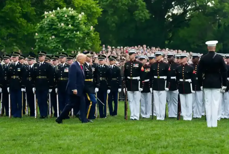FOTOGRAFÍA. WASHINGTON (ESTADOS UNIDOS DE AMÉRICA, EEUU), 28 DE ABRIL DE 2026. El presidente de los Estados Unidos de América, Donald John Trump; y la primera dama de EEUU, Melanija Knavs/Melania Knauss (Melania Trump); reciben al rey de Inglaterra, Carlos III (Charles Philip Arthur George); y a la reina Camila del Reino Unido (Camilla Rosemary Shand) -consorte del Reino Unido y de los otros catorce reinos que forman parte de la Mancomunidad de Naciones-; durante una ceremonia institucional y estatal en La Casa Blanca, este martes el 28 de abril de 2026. Lasvocesdelpueblo (Ñ Pueblo)