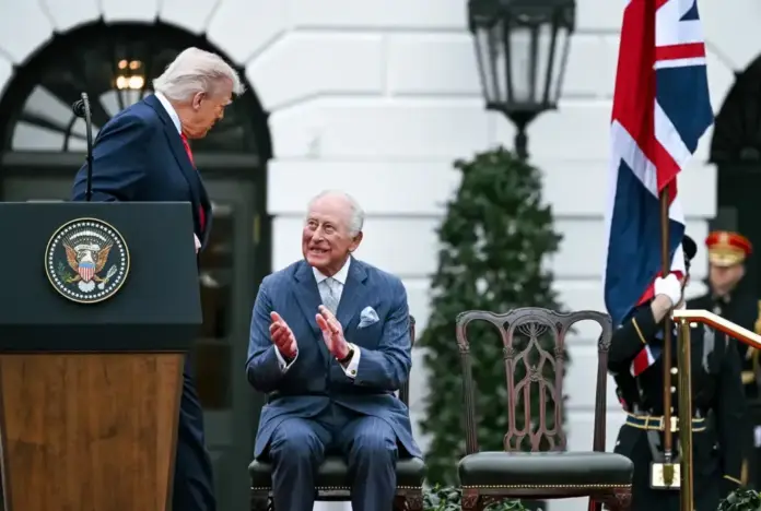 Carlos III (Charles Philip Arthur George), Donald John Trump, Melanija Knavs - Melania Knauss (Melania Trump), Casa Blanca, Washington, EEUU, Carlos III (9) FOTOGRAFÍA. WASHINGTON (ESTADOS UNIDOS DE AMÉRICA, EEUU), 28 DE ABRIL DE 2026. El presidente de los Estados Unidos de América, Donald John Trump; y la primera dama de EEUU, Melanija Knavs/Melania Knauss (Melania Trump); reciben al rey de Inglaterra, Carlos III (Charles Philip Arthur George); y a la reina Camila del Reino Unido (Camilla Rosemary Shand) -consorte del Reino Unido y de los otros catorce reinos que forman parte de la Mancomunidad de Naciones-; durante una ceremonia institucional y estatal en La Casa Blanca, este martes el 28 de abril de 2026. Lasvocesdelpueblo (Ñ Pueblo)