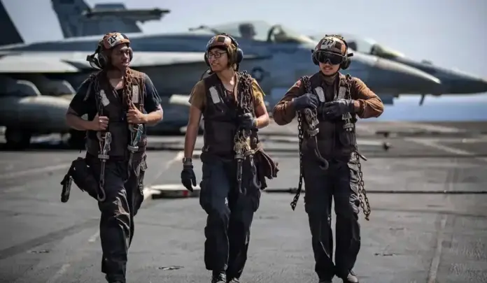 Comando Central de Estados Unidos (Centcom), Armada del EEUU (3) FOTOGRAFÍA. MEDIO ORIENTE, 27 DE MAYO DE 2026. El Comando Central de Estados Unidos (Centcom) asegura que se necesita un equipo bien coordinado para lanzar y recuperar aviones de manera segura a bordo de un portaaviones. Los marineros y marines a bordo del "USS Abraham Lincoln (CVN 72)" realizan esta tarea diariamente en apoyo a las operaciones militares de Estados Unido de América (EEUU) en todo el Medio Oriente. CENTCOM/Lasvocesdelpueblo (Ñ Pueblo)