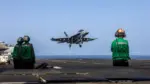 FOTOGRAFÍA. MEDIO ORIENTE, 27 DE MAYO DE 2026. El Comando Central de Estados Unidos (Centcom) asegura que se necesita un equipo bien coordinado para lanzar y recuperar aviones de manera segura a bordo de un portaaviones. Los marineros y marines a bordo del "USS Abraham Lincoln (CVN 72)" realizan esta tarea diariamente en apoyo a las operaciones militares de Estados Unido de América (EEUU) en todo el Medio Oriente. CENTCOM/Lasvocesdelpueblo (Ñ Pueblo)