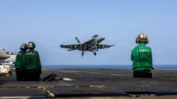 Comando Central de Estados Unidos (Centcom), Armada del EEUU (4) FOTOGRAFÍA. MEDIO ORIENTE, 27 DE MAYO DE 2026. El Comando Central de Estados Unidos (Centcom) asegura que se necesita un equipo bien coordinado para lanzar y recuperar aviones de manera segura a bordo de un portaaviones. Los marineros y marines a bordo del "USS Abraham Lincoln (CVN 72)" realizan esta tarea diariamente en apoyo a las operaciones militares de Estados Unido de América (EEUU) en todo el Medio Oriente. CENTCOM/Lasvocesdelpueblo (Ñ Pueblo)