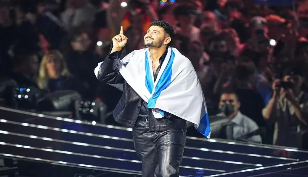 FOTOGRAFÍA. VIENA (AUSTRIA), 17 DE MAYO DE 2026. Fracaso histórico del boicot a Israel que es segundo en Eurovisión y Bulgaria gana. Gran final del 70º Festival de Eurovisión (ESC) en Viena, Austria, el 17 de mayo de 2026.. Darina Nikolaeva Yotova (Dara) ha triunfado para Bulgaria con la canción "Bangaranga". En un resultado histórico para Eurovisión en su 70.ª edición, Bulgaria consiguió su primera victoria. Tras varios años de ausencia, Bulgaria regresó al Festival de Eurovisión para Viena 2026, habiendo faltado a tres ediciones entre 2023 y 2025. Y el país estará encantado de haber regresado, ¡y lo hizo con Bangaranga! En segundo lugar quedó Israel, con la canción "Michelle" de Noam Bettan (en la imagen), mientras que en tercer lugar tuvimos otro país que regresó al Festival de Eurovisión en 2026: Rumania, representada por Alexandra Căpitănescu y Choke Me. Australia e Italia completaron el Top 5, en cuarto y quinto lugar respectivamente. Lasvocesdelpueblo (Ñ Pueblo)