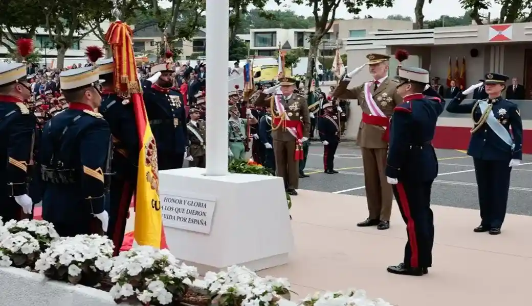 FOTOGRAFÍA. VIGO (GALICIA) ESPAÑA, 30 DE MAYO DE 2026. Desfile de los tres Ejércitos junto a Guardia Real y Guardia Civil en Vigo. El rey de España, Felipe Juan Pablo Alfonso de Todos los Santos de Borbón y Grecia (Felipe VI); y la princesa, Leonor de Borbón y Ortiz; durante un homenaje floral a los caídos con motivo del Día de las Fuerzas Armadas celebrado en Vigo, Galicia (España). Efe