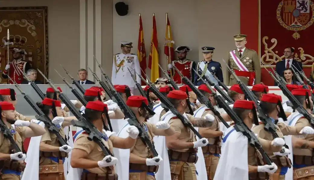 FOTOGRAFÍA. VIGO (GALICIA) ESPAÑA, 30 DE MAYO DE 2026. Desfile de los tres Ejércitos junto a Guardia Real y Guardia Civil en Vigo. El rey Felipe preside el acto central del Día de la Fuerzas Armadas al que por primera vez asiste la princesa, Leonor de Borbón y Ortiz; en Vigo, Galicia (España). Efe