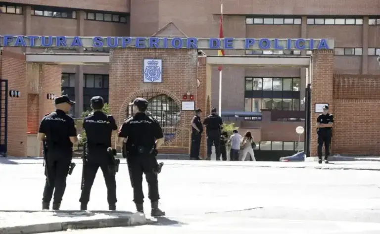 FOTOGRAFÍA. MADRID (ESPAÑA), 12 DE NOVIEMBRE DE 2024. El 29 de abril abre la vía para reconocer a las FFCCSE como profesión de riesgo, pero sin medidas aún concretas. En la imagen, varios profesionales del Cuerpo Nacional de la Policía de España custodiando la Jefatura Superior de Policía en Madrid. (Efe)