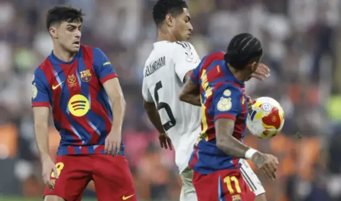 El Barça busca reeditar el título ante el Real Madrid en el Camp Nou FOTOGRAFÍA. MADRID (ESPAÑA), 11 DE ENERO DE 2026. El Barça busca reeditar el título ante el Real Madrid en el Camp Nou. Los jugadores del FC Barcelona Pedri (i) y Raphinha (d) disputan un balón con el centrocampista del Real Madrid Jude Bellingham (c). Efe