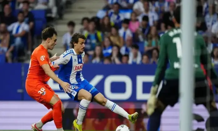El Espanyol cierra la liga ante Real Sociedad sin plaza para la UEFA (1-1), Espanyol, Real Sociedad FOTOGRAFÍA. CORNELLÁ DE LLOBREGAT (BARCELONA) CATALUÑA (ESPAÑA), 23 DE MAYO DE 2026. El Espanyol cierra la liga ante Real Sociedad sin plaza para la UEFA (1-1). El jugador del Espanyol Carlos Romero y el jugador de la Real Sociedad Luken Beitia, durante el partido de jornada 38 de La Liga EA Sportsentre el Espanyol y la Real Sociedad, este sábado en Barcelona. Efe