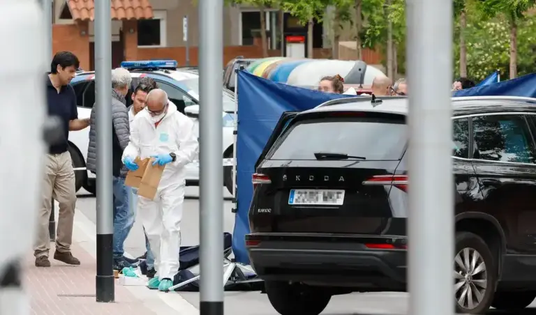 FOTOGRAFÍA. ESPLUGUES DE LLOBREGAT (BARCELONA) CATALUÑA (ESPAÑA), 02 DE MAYO DE 2026. El inmigrante magrebí autor del crimen de Esplugues tenía antecedentes policiales en Burgos por amenazas y atentado. Investigan el crimen perpetrado por un asesino con cuchillo de grandes dimensiones, cuya nacionalidad no ha sido revelada, en Esplugues de Llobregat, provincia de Barcelona. Un varón herido y una mujer brutalmente asesinada. Efe