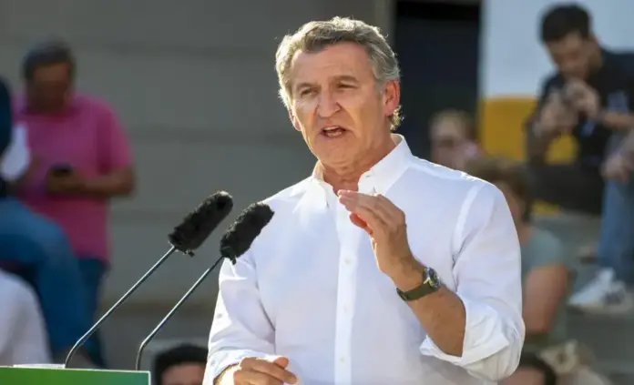 FOTOGRAFÍA. GRANADA (ANDALUCÍA) ESPAÑA, 15 DE MAYO DE 2026. Feijóo y Moreno Bonilla piden el voto socialista para una Andalucía rebelde. El presidente del Partido Popular de Andalucía (PP) y candidato a la reelección de la Presidencia de la Junta de Andalucía, Juan Manuel Moreno Bonilla (Juanma Moreno), participa en el acto de cierre de campaña electoral del PP, junto al líder del PP, Alberto Núñez Feijóo. Efe
