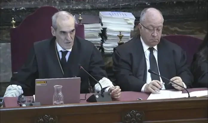 FOTOGRAFÍA. MADRID (ESPAÑA), 04 DE MAYO DE 2026. Fiscalía: Ese número uno no era Pedro Sánchez como le atribuye a Aldama. Captura de la señal del Tribunal Supremo en la que aparecen el fiscal Alejandro Luzón Cánovas (i) y el abogado del PP, Alberto Durán (d), durante el juicio contra el exministro José Luis Ábalos. El juicio de Ábalos entra este lunes en su recta final con el turno del también exdirigente socialista, que responderá a las acusaciones del comisionista Víctor de Aldama sobre el cobro de mordidas dirigidas también -dijo- a financiar al PSOE. Señal Del Tribunal Supremo/Efe