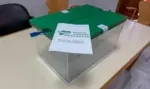 FOTOGRAFÍA. SEVILLA (ANDALUCÍA) ESPAÑA, 17 DE MAYO DE 2026. Fuerte movilización a las urnas en Andalucía a las 18 horas: 7,63 puntos más que en 2022. Varias urnas preparadas en el colegio electoral de Castilleja de Guzmán, en Sevilla. Efe