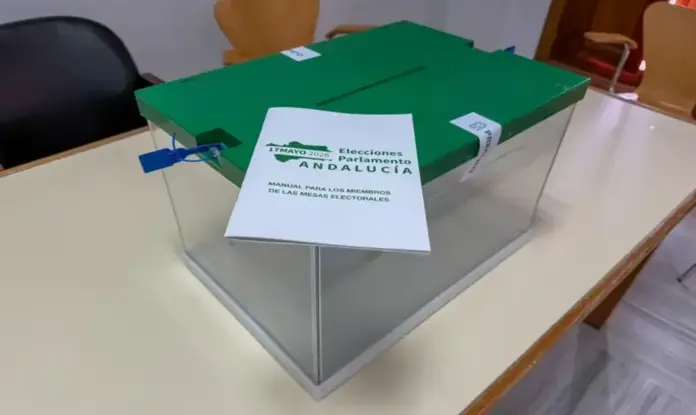 FOTOGRAFÍA. SEVILLA (ANDALUCÍA) ESPAÑA, 17 DE MAYO DE 2026. Fuerte movilización a las urnas en Andalucía a las 18 horas: 7,63 puntos más que en 2022. Varias urnas preparadas en el colegio electoral de Castilleja de Guzmán, en Sevilla. Efe
