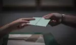 FOTOGRAFÍA. CÓRDOBA (ANDALUCÍA) ESPAÑA, 17 DE MAYO DE 2026. Fuerte movilización a las urnas en Andalucía a las 18 horas: 7,63 puntos más que en 2022. Votaciones en el colegio electoral del Palacete de Vimcorsa en Córdoba, este domingo. Efe