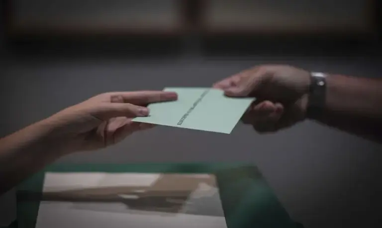 FOTOGRAFÍA. CÓRDOBA (ANDALUCÍA) ESPAÑA, 17 DE MAYO DE 2026. Fuerte movilización a las urnas en Andalucía a las 18 horas: 7,63 puntos más que en 2022. Votaciones en el colegio electoral del Palacete de Vimcorsa en Córdoba, este domingo. Efe