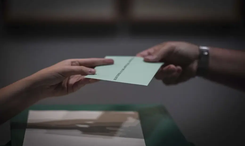 FOTOGRAFÍA. CÓRDOBA (ANDALUCÍA) ESPAÑA, 17 DE MAYO DE 2026. Fuerte movilización a las urnas en Andalucía a las 18 horas: 7,63 puntos más que en 2022. Votaciones en el colegio electoral del Palacete de Vimcorsa en Córdoba, este domingo. Efe