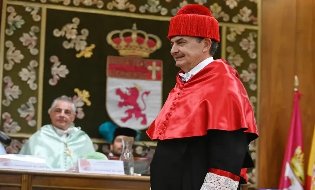 FOTOGRAFÍA. LEON (CASTILLA Y LEÓN) ESPAÑA, AÑO 2023. La ULe va a retirar en nombramiento Doctor Honoris Causa a Zapatero. El imputado por corrupción expresidente del Gobierno de España y exsecretario general del Partido Socialista (PSOE), José Luis Rodríguez Zapatero fue investido Doctor Honoris Causa por la Universidad de León (ULe) en 2023, institución en la que cursó la carrera de Derecho y donde ejerció como profesor de Derecho Constitucional. Efe