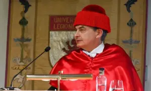 FOTOGRAFÍA. LEON (CASTILLA Y LEÓN) ESPAÑA, AÑO 2023. La ULe va a retirar en nombramiento Doctor Honoris Causa a Zapatero. El imputado por corrupción expresidente del Gobierno de España y exsecretario general del Partido Socialista (PSOE), José Luis Rodríguez Zapatero fue investido Doctor Honoris Causa por la Universidad de León (ULe) en 2023, institución en la que cursó la carrera de Derecho y donde ejerció como profesor de Derecho Constitucional. Efe