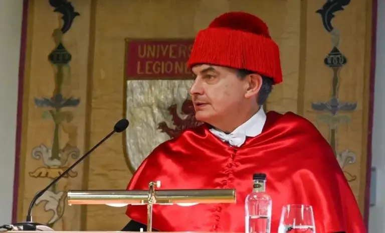 FOTOGRAFÍA. LEON (CASTILLA Y LEÓN) ESPAÑA, AÑO 2023. La ULe va a retirar en nombramiento Doctor Honoris Causa a Zapatero. El imputado por corrupción expresidente del Gobierno de España y exsecretario general del Partido Socialista (PSOE), José Luis Rodríguez Zapatero fue investido Doctor Honoris Causa por la Universidad de León (ULe) en 2023, institución en la que cursó la carrera de Derecho y donde ejerció como profesor de Derecho Constitucional. Efe