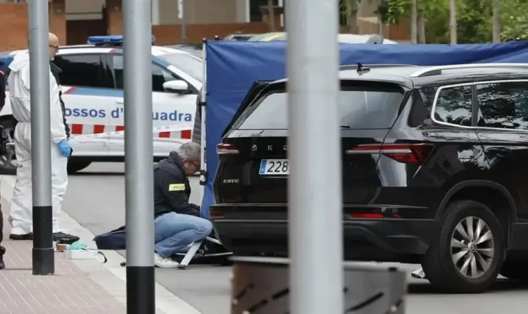 FOTOGRAFÍA. ESPLUGUES DE LLOBREGAT (BARCELONA) CATALUÑA (ESPAÑA), 02 DE MAYO DE 2026. Cataluña no revela la nacionalidad del autor del crimen con cuchillo en Esplugues. Investigan el crimen perpetrado por un asesino con cuchillo de grandes dimensiones, cuya nacionalidad no ha sido revelada, en Esplugues de Llobregat, provincia de Barcelona. Un varón herido y una mujer brutalmente asesinada. Efe